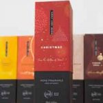 Lakásparfüm christmas és minden nap szívből jövő ajándék és minden nap karácsony. Családi ölelés, nevetés, a közös vacsorák emléke tölti meg az otthonát. Melegség, kandalló tűz, ünnepi hangulat. termékcsalád