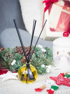 Lakásparfüm christmas és minden nap szívből jövő ajándék és minden nap karácsony. Családi ölelés, nevetés, a közös vacsorák emléke tölti meg az otthonát. Melegség, kandalló tűz, ünnepi hangulat. asztalon