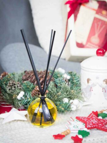 Lakásparfüm christmas és minden nap szívből jövő ajándék és minden nap karácsony. Családi ölelés, nevetés, a közös vacsorák emléke tölti meg az otthonát. Melegség, kandalló tűz, ünnepi hangulat. asztalon