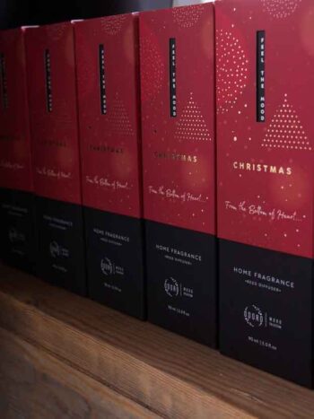 Lakásparfüm christmas és minden nap szívből jövő ajándék és minden nap karácsony. Családi ölelés, nevetés, a közös vacsorák emléke tölti meg az otthonát. Melegség, kandalló tűz, ünnepi hangulat. dobozok