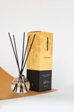 Lakásparfüm labdanum asztalon