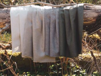 Greta újrahasznosított bútorszövet faágon erdőben