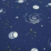 Tejut világűr dekorvászon világítós, tengerkék színű alapon bolygókkal és galaxisokkal - melyek világítanak a sötétben. A csillagok és csillagképek színe melegsárga. ferde