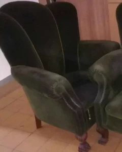 piano türkiz fotel előtte 