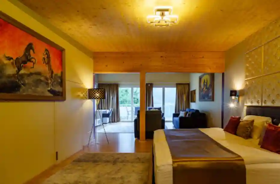 Hotel Rossli lakosztály arany függönyözés, ágysál, díszpárna