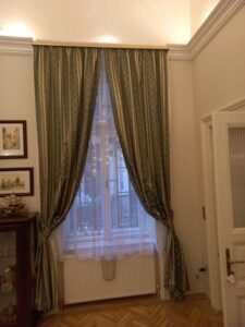 függöny klasszikus anyagból