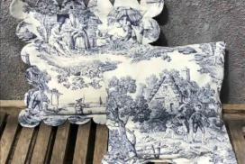 Toile de Jouy minta lakástextileken - díszpárnákon félkörívben