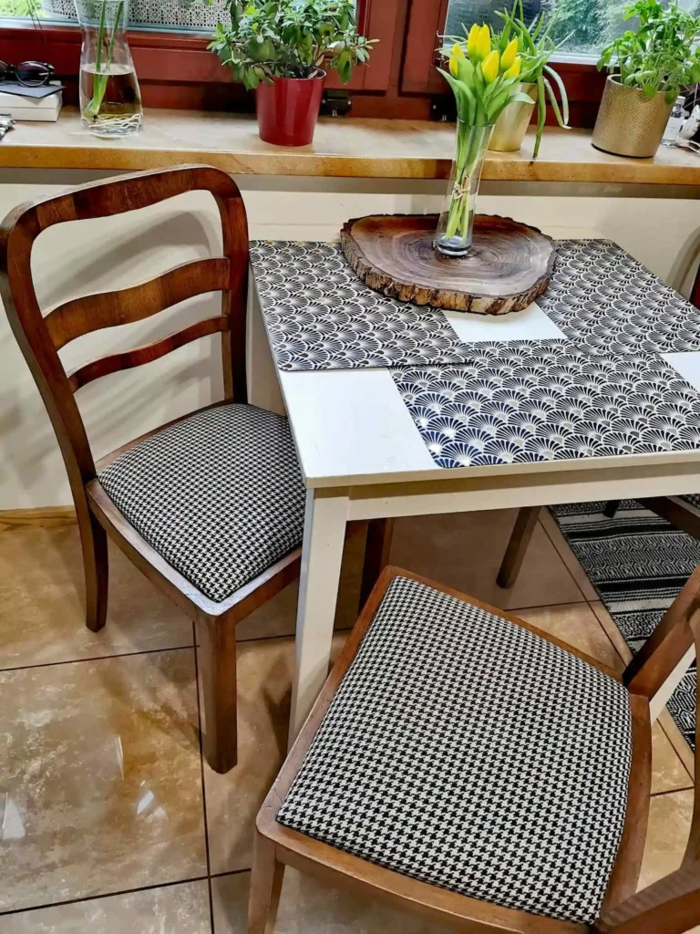 Tyúkláb mintás étkező székek, Emma kárpitból készült tányéralátéttel.