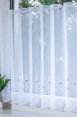 Garadna hímzett sablé vitrázsfüggöny fehér 60 cm könnyű, hálószerű szövésű anyag, hímzett fehér levél és bogyó mintával. A felső széle  egyenes és szegett