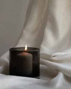 év színe 2026 fényáteresztő függöny gyertya